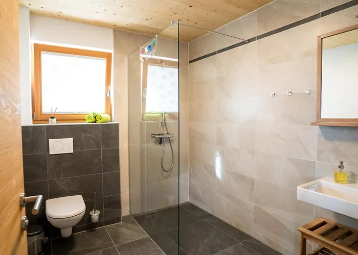 Holzhaus Zum Schwarz'n Aurach am Hongar